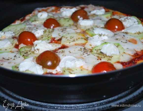 Через 10 минут пицца выглядела вот так. Тесто уже пропеклось, моцарелла подтаяла. Я установила режим «Гриль» на 2 минуты.