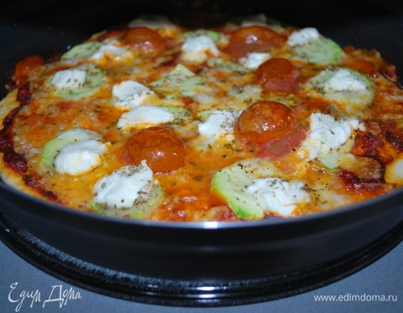 Пицца готова. Края пиццы и сыр в нескольких местах подрумянились, сильно зарумянивать пиццу я не захотела.