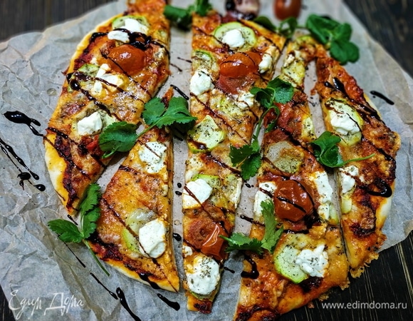 Полила сверху бальзамическим соусом и добавила свежую зелень (по вкусу). Пицца получилась сочная и вкусная. Приятного аппетита.