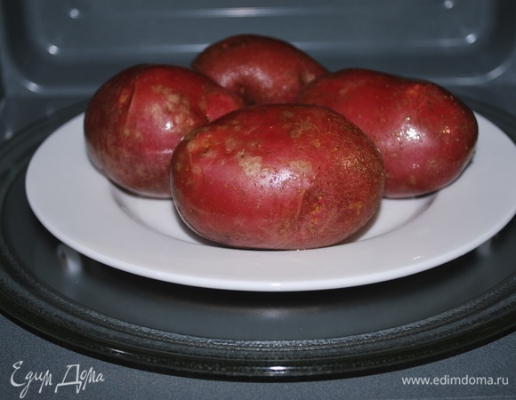 Картофель хорошо вымойте, проколите в нескольких местах острым ножом. Я запекала картофель в микроволновой печи при 1000 Вт в течение 10 минут. Можно запечь картофель в духовке.