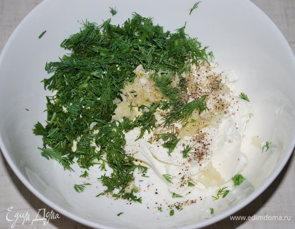 Пока картофель запекался, я приготовила начинку. Мягкий творожный сыр, чеснок, сметану и зелень соединила вместе, добавила свежемолотый черный перец.