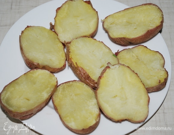 Готовый запеченный картофель разрезала на половинки.