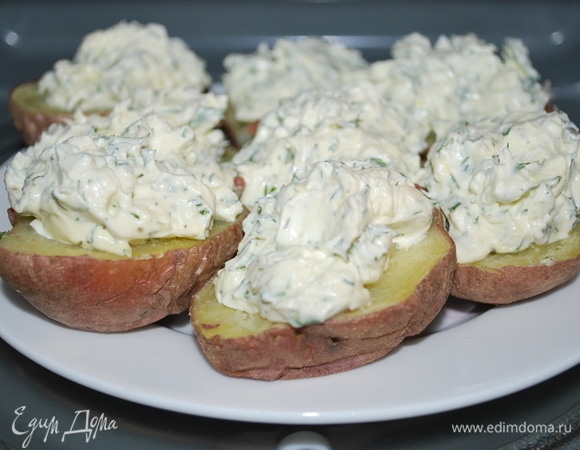 На половинки картофеля выложила начинку и запекла в микроволновой печи 2 минуты при мощности 1000 Вт.