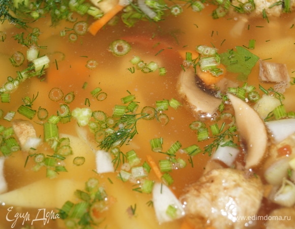 Все овощи, грибы, колбасу нарежьте соломкой и уложите на дно чаши мультиварки. Первыми положите крылышки, остальное разложите равномерно, посолите, поперчите, залейте водой по разрешенную отметку, лучше чуть ниже.