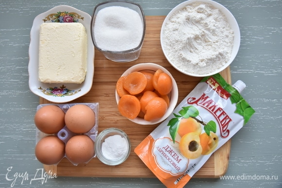 Подготовить необходимые продукты. С абрикосов слить сироп и выложить их на бумажное полотенце, чтобы избавиться от лишней влаги.