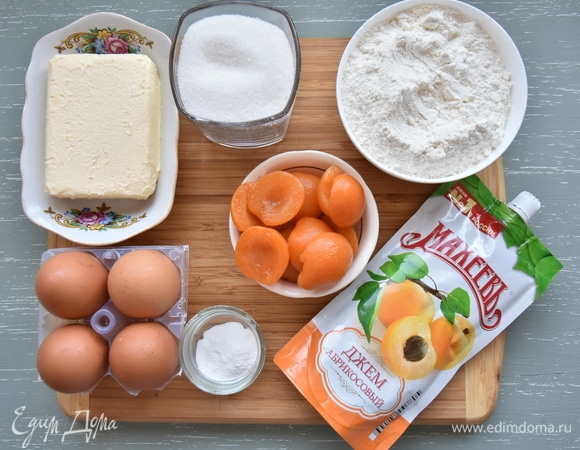 Подготовить необходимые продукты. С абрикосов слить сироп и выложить их на бумажное полотенце, чтобы избавиться от лишней влаги.