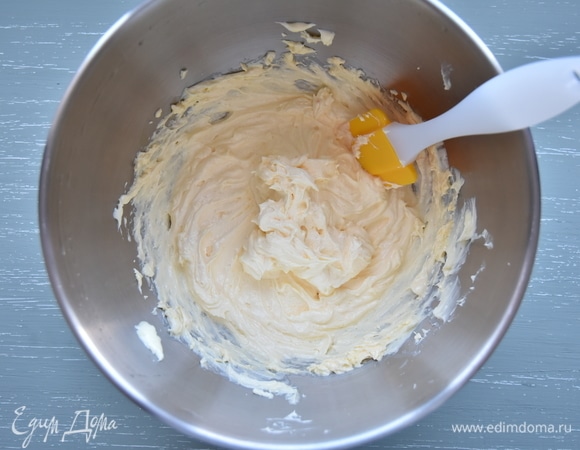 Продолжая взбивать, добавлять небольшими порциями мягкое сливочное масло.