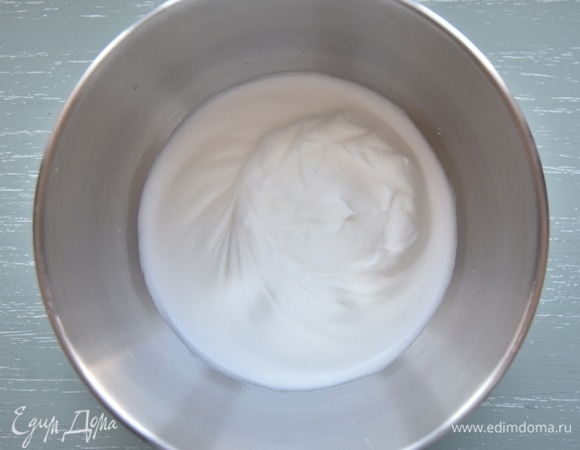 Отдельно взбить яичные белки с оставшимся сахаром до устойчивой пены.