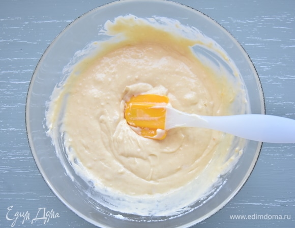 Муку соединить с разрыхлителем и просеять через мелкое сито. Соединить взбитые желтки с белками и мукой. Замесить легкое тесто.