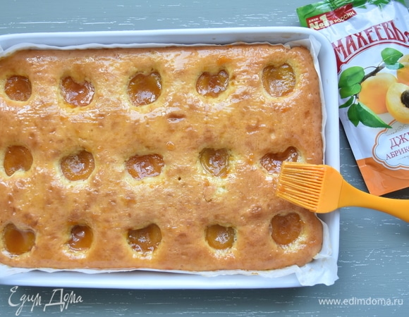 Выпекать пирог в духовке, разогретой до 170°C, 30 минут. Еще горячую выпечку густо смазать абрикосовым джемом «МахеевЪ», положив по половинке ложечки джема в каждую абрикосовую дольку. Нарезать пирог на порции, предварительно полностью остудив его.