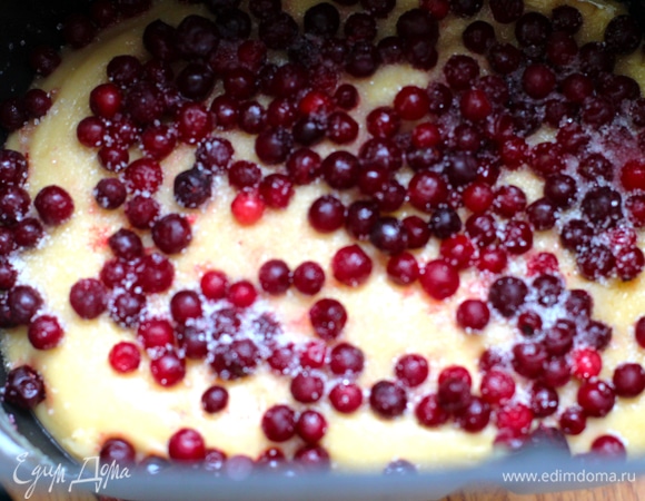 После замеса достаньте лопатку из дежи, далее тесто будет расстаиваться. После расстойки (до конца режима останется 35 минут) поверх теста выложить бруснику и посыпать ее слегка сахаром. Старайтесь, чтобы сахар не попал на бока теста, там будут зажарки карамелизованного сахара. Можно перед расстойкой проложить бока бумагой для выпечки.