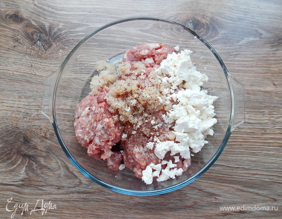 Добавляем творог, соль и черный перец.