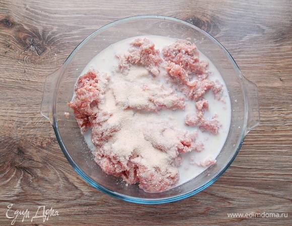 Всыпаем манную крупу и вливаем молоко. Хорошенько перемешиваем до однородной массы и даем постоять 10 минут. Хорошенько отбиваем фарш.