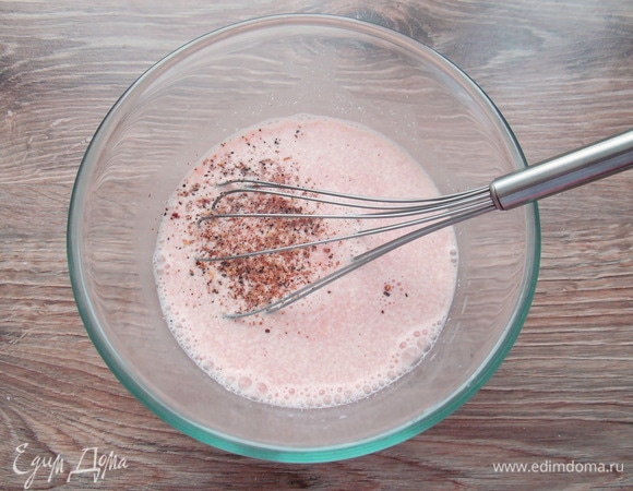 В миску наливаем воду, добавляем сметану, кетчуп, соль и молотый перец. Все хорошенько перемешиваем.