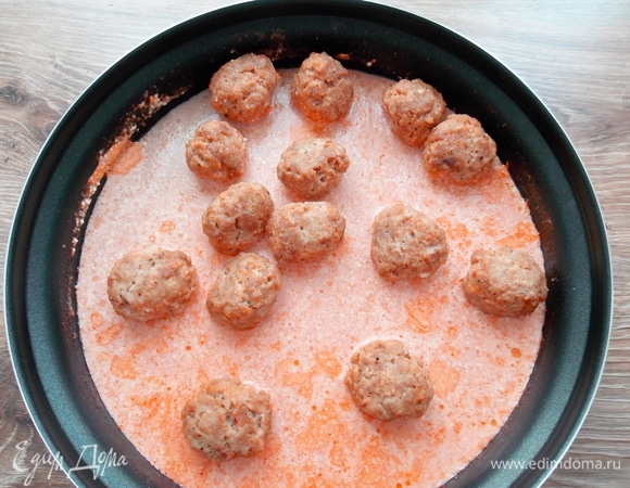 Готовим в режиме «Комбинированный» (комбинация 1) в течение 20 минут (мощность — 1000 Вт). После звукового сигнала даем постоять в течение 5 минут и вынимаем.