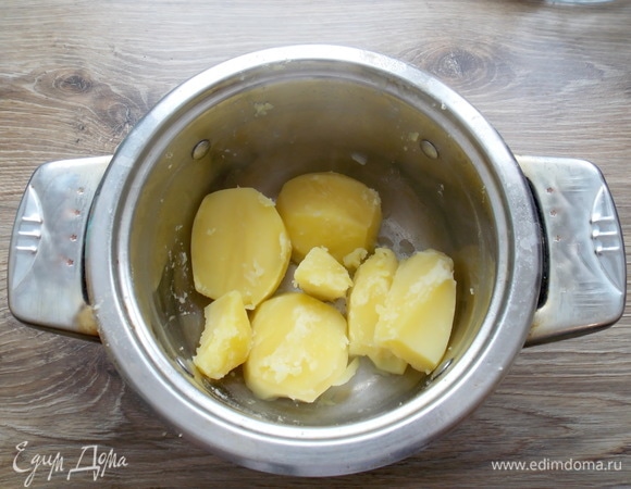 Картофель чистим, моем и варим в течение 10 минут до полуготовности.