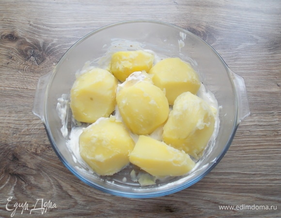 Из формы убираем крылья и укладываем туда картофель.