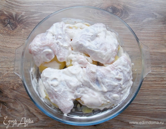 Укладываем сверху крылья со сметаной.