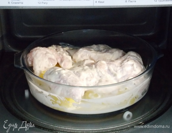 Ставим в микроволновую печку и включаем режим «Микроволны» на 20 минут, мощность — 1000 Вт.