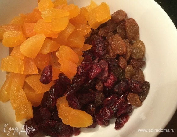 Залейте сухофрукты горячей водой и оставьте на час (можно на ночь).