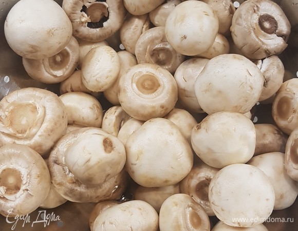 Шампиньоны перебрать, помыть.