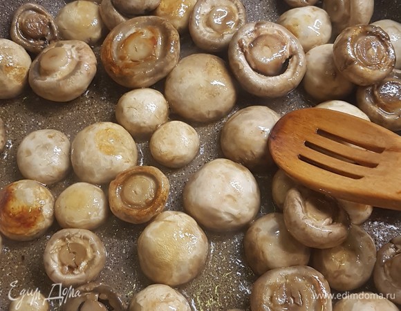 В сковороде растопить сливочное масло и на сильном огне обжарить грибы в течение 5 минут.