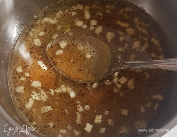 Для маринада смешать все ингредиенты. Довести до кипения.