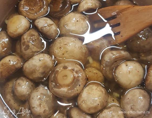 Сложить грибы в кастрюлю и залить маринадом. Поставить в холодильник до остывания. Вот и все.