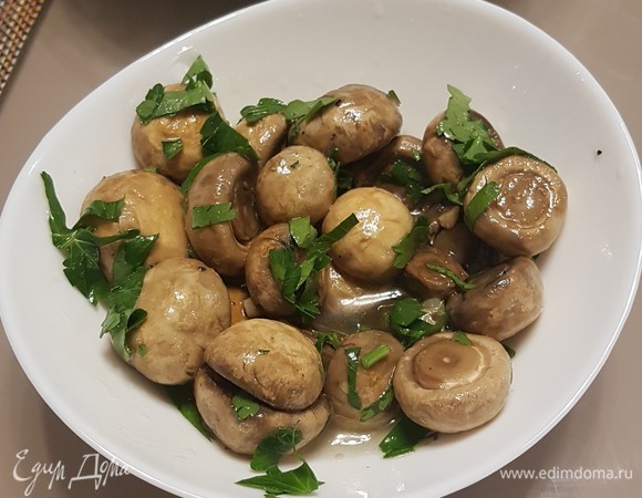 В готовые шампиньоны добавить нарезанную зелень петрушки, и можно приступать к дегустации.