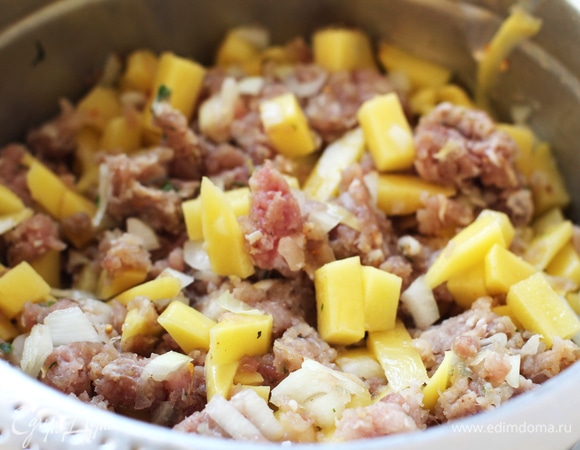 Тем временем займемся начинкой. В фарш (фарш жирный — говяжий или бараний) мелко режем лук и картофель тонкими слайсами или мелким кубиком. Начинку солим, перчим, добавляем кориандр и молотые орехи (по желанию) и тщательно перемешиваем. И, затянув пленкой, отставляем.