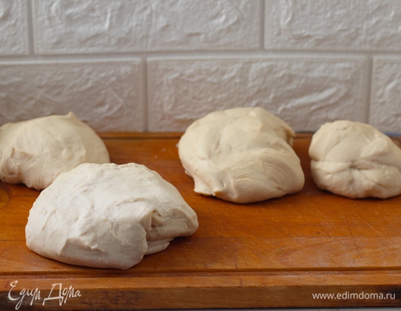 Растапливаем сливочное масло. Приступаем к тесту. Берем один из шариков.