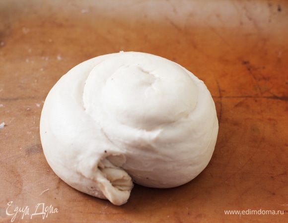 Тонко раскатываем (3–4 мм толщиной) и смазываем растопленным сливочным маслом. Теперь пласт скатаем в тонкий, довольно плотный рулет. И свернем в улитку. Таким же образом поступим с остальными шариками теста. Кладем на холод на 20 минут, чтоб масло схватилось.