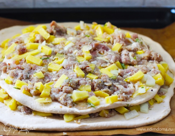 Теперь раскатываем одну из маленьких улиток. Переносим второй пласт и укрываем начинку.