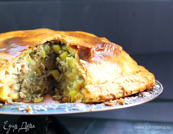 Выпекаем при 170°C минут 40. Далее вынимаем пирог, смазываем верх взбитым желтком. Ставим еще на 20–30 минут. Пирог готов, когда полностью готов картофель. Если палочка без препятствий протыкает пирог, то значит, цкен готов. Если палочка будет туго протыкать, то значит, картофель не готов. Если пирог начал румяниться, накрыть верх фольгой.