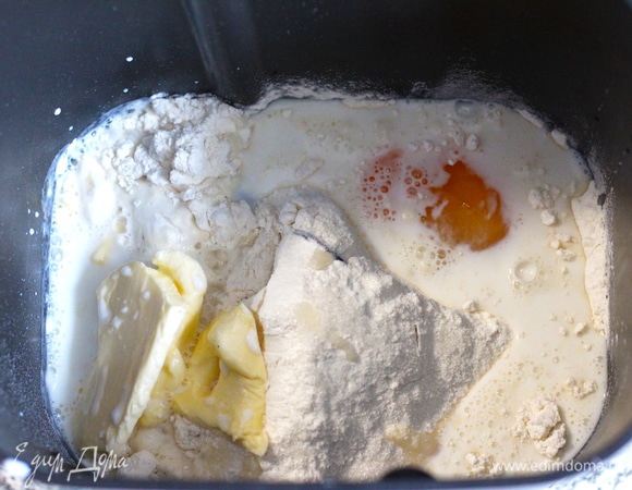 Молоко подогреть, масло растопить или использовать комнатной температуры. Выложить продукты в дефу хлебопечки, дрожжи засыпать в диспенсер.