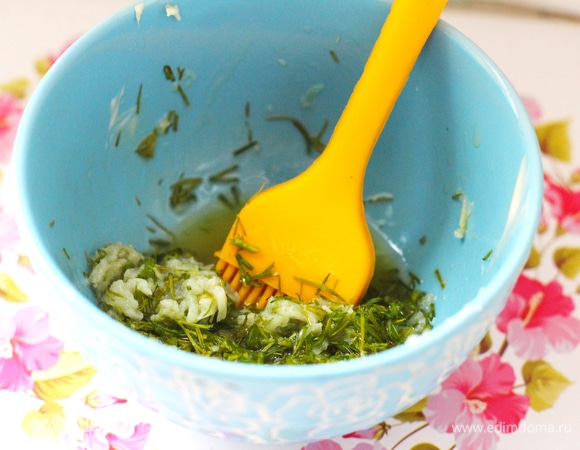 Смешать растопленное сливочное масло с пропущенным через пресс чесноком и мелко нарезанной зеленью.