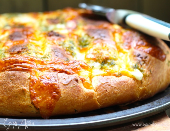 Выпекать хлеб в хорошо разогретой духовке при указанной выше температуре 18–20 минут. Хлеб должен зарумяниться, а сыр — расплавиться.