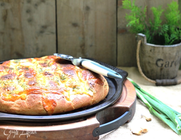 Вынуть хлеб из духовки и немного остудить (минут 5–7).