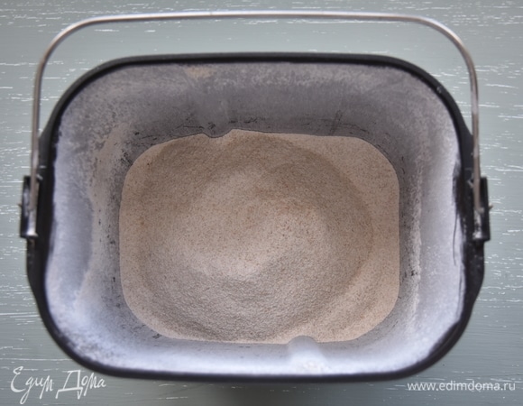 Три вида муки соединить и просеять через сито. Согласно инструкции загрузить в форму сначала сыпучие ингредиенты: муку, соль, солод.