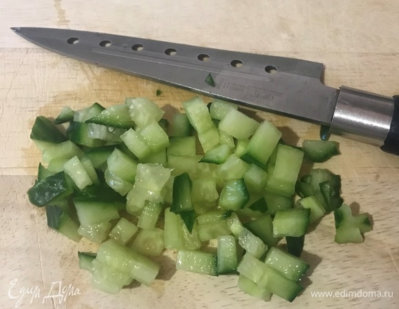 Огурец, рыбу и авокадо нарезать мелким кубиком.