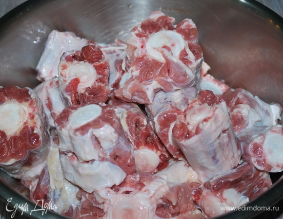 Бычьи хвосты я нарезала на одинаковые кусочки, почистила и помыла.