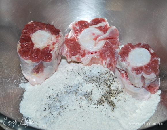 Муку перемешала с черным свежемолотым перцем и солью, обваляла хвосты в муке.