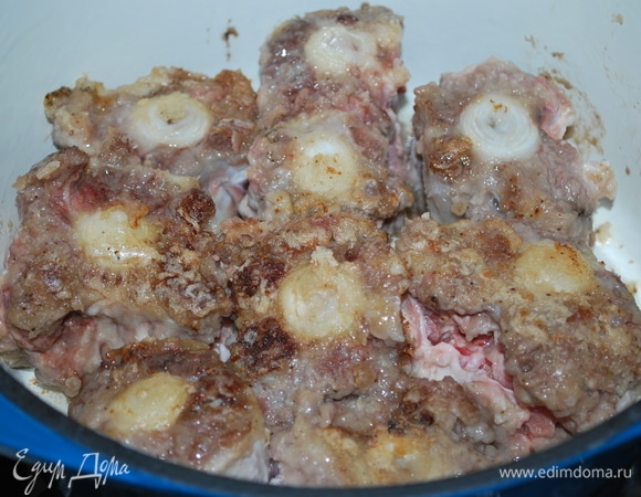 В кастрюле (у меня чугунная тяжелая кастрюля) на растительном масле обжарила кусочки со всех сторон. Обжаренные кусочки убрала в чашку.