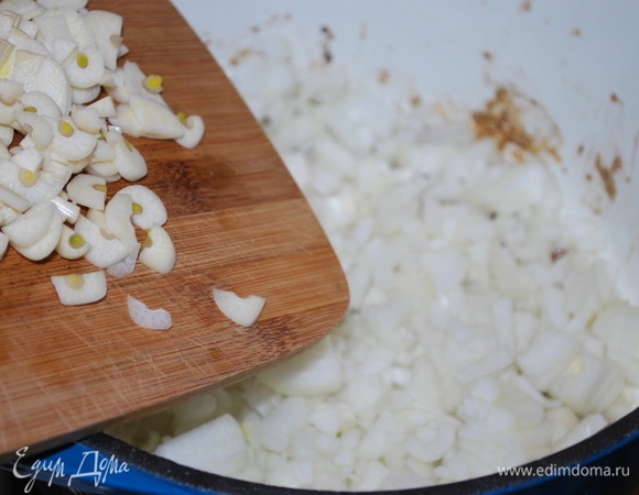В этой же кастрюле, где обжаривались хвосты, обжарила лук с чесноком.