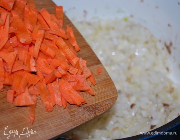 И морковь, нарезанную на кусочки. Лук, чеснок и морковь обжарила до легкого золотистого цвета.