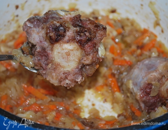 На обжаренные овощи выложила все обжаренные кусочки.