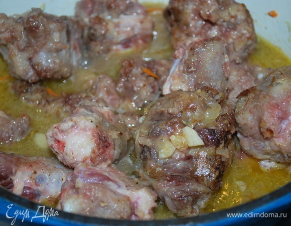 Налила горячей воды, чтобы все кусочки были в воде.