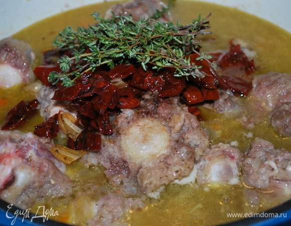 Добавила нарезанные вяленые помидоры, большой пучок свежего тимьяна и лавровый лист.