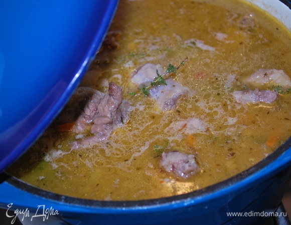 Все перемешала, немного посолила по вкусу (совсем чуть-чуть), закрыла все крышкой и поставила томиться на маленький огонь. И томились они почти три часа (чем больше, тем лучше).