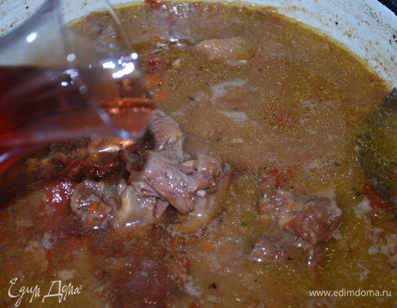 Через три часа я добавила вино и еще поставила томиться на 40 минут.